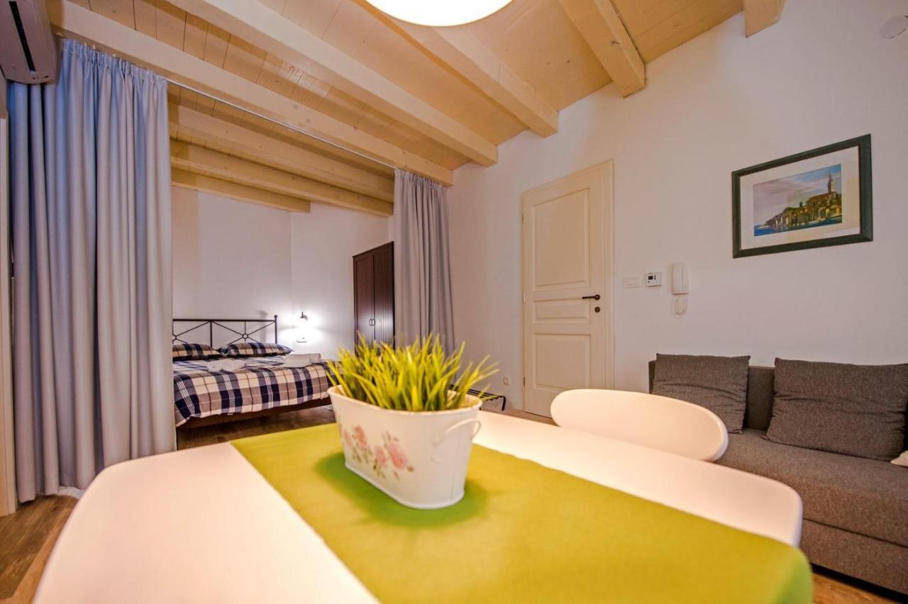 Apartments Tizi ロヴィニ エクステリア 写真